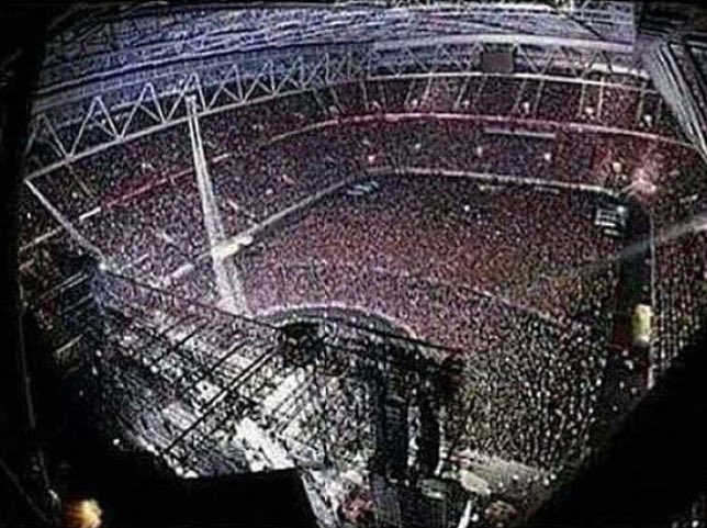 chevitaorribile's tweet photo. Ragazze ad un concerto: "ODDIO MI HA GUARDATO E MI HA SALUTATO CON LA MANO!"

realtà: https://t.co/TdMH7UiJj9