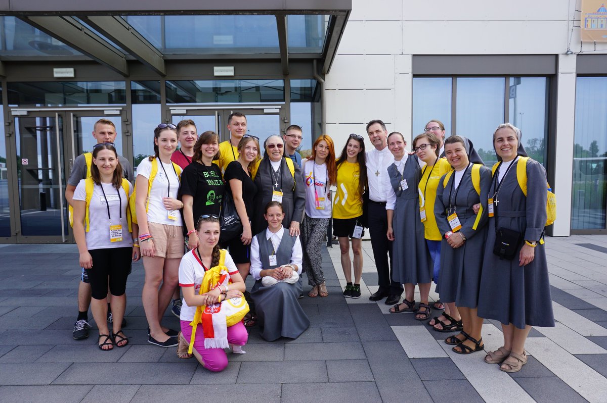 salezjanki_fma's tweet photo. Żywe doświadczenie ducha rodzinnego: spotkania z Matką Yvonne Reungoat FMA. #SYM2016 #ŚDM2016 https://t.co/yW05dCU2lT