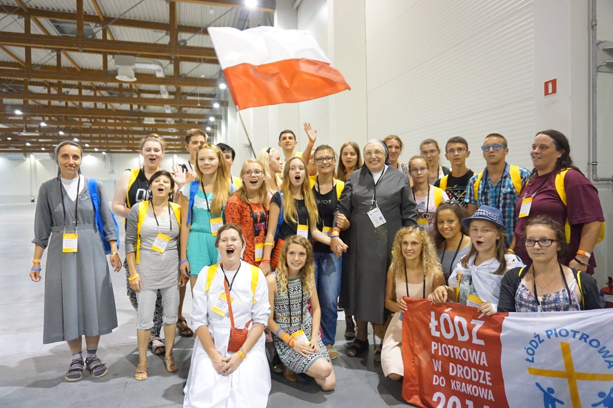 salezjanki_fma's tweet photo. Żywe doświadczenie ducha rodzinnego: spotkania z Matką Yvonne Reungoat FMA. #SYM2016 #ŚDM2016 https://t.co/yW05dCU2lT