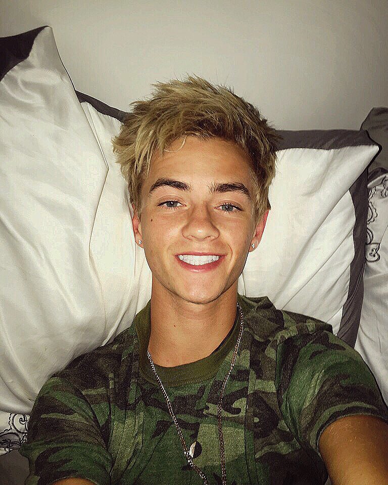 JVCKJ's tweet photo. GOOD NIGHT I HOPE YOU HAVE BEAUTIFUL DREAMS https://t.co/WkIsVw1GsV