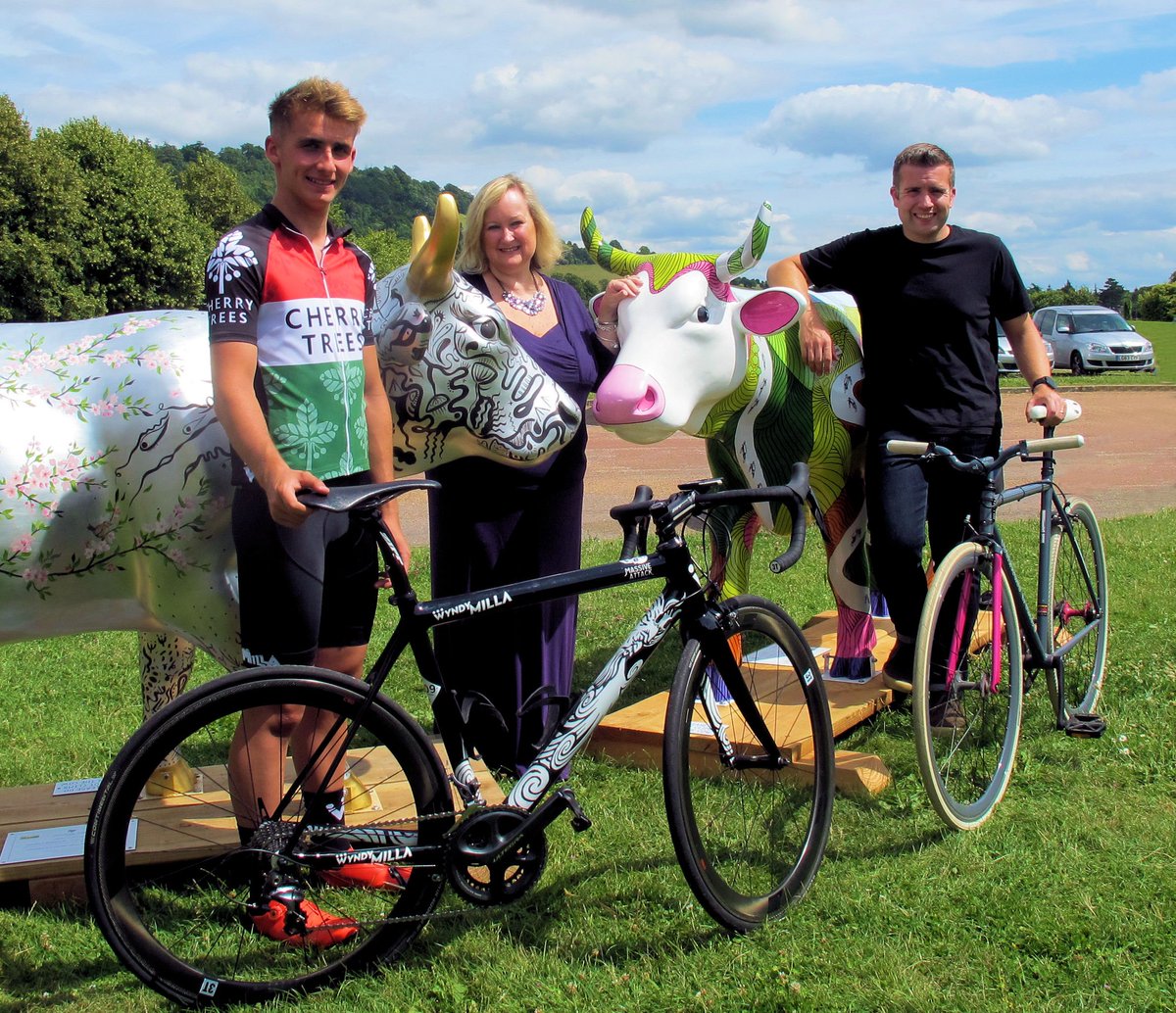 Via @CowParadeSurrey: Cows featuring on @RideLondon route this weekend @SurreyLife https://t.co/Cc2NgHFQmH https://t.co/22IMX09vxO