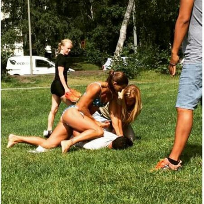 Carina_o_swe's tweet photo. Årets bild? 
Polisen Mikaela solar i Rålis när hon ertappar en mobiltjuv. 💪👏
Källa/ bild: Mikaela Kellners Facebook https://t.co/bYBTxNMPpy