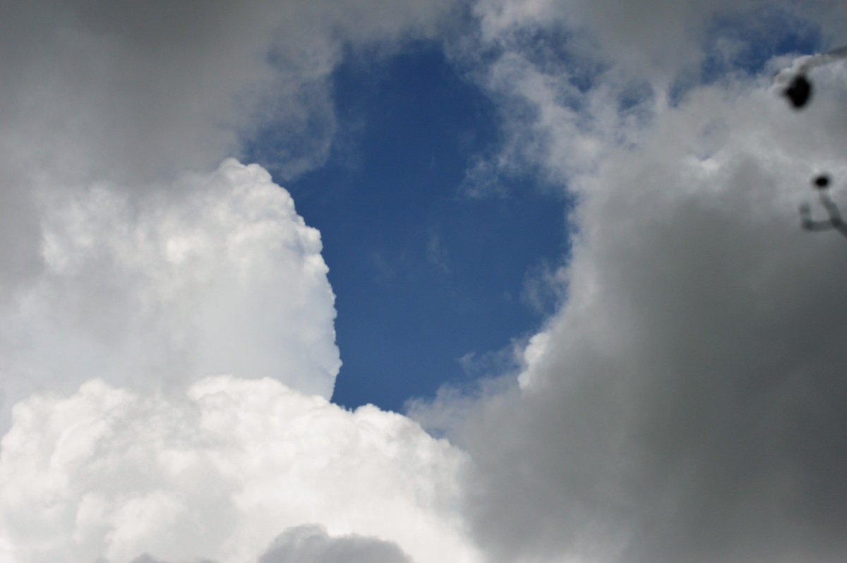 tonytewitty's tweet photo. #cloudsfloating https://t.co/pGNP54g1a0