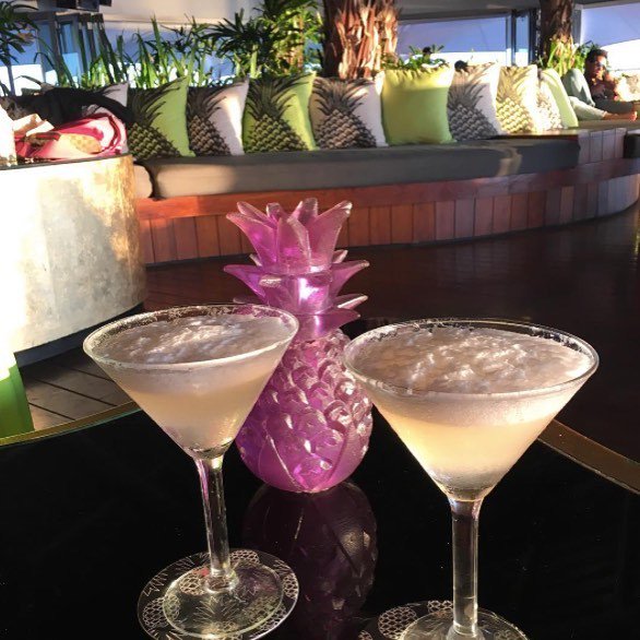 double6rooftop's tweet image. Making magic happen during happy hour.

2 for 1 drinks. 7-9pm. 
#doublethetrouble #makethattwo #ThirstyThursday 📷: …