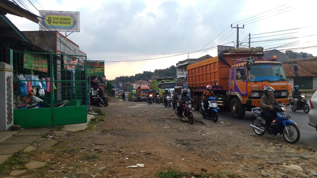 KilasBandung's tweet photo. #KilasBDG @hssnqbl: Cileunyi, Kab Bandung sore hari macet ditambah antrian truk proyek. Ditambah motor ka trotoar. https://t.co/65hJlrn7NV