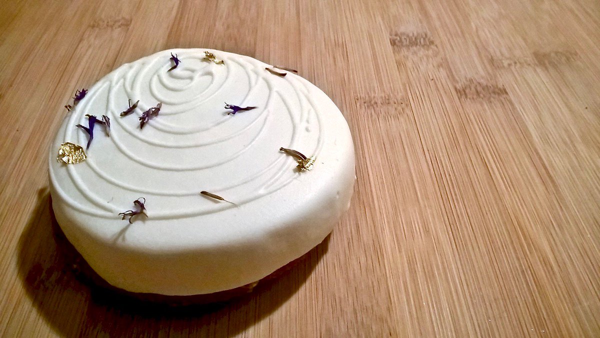 Mandarin and blackcurrant #cheesecake. At Acide, #Paris <a href="/JONATHANBLOT/">JONATHAN BLOT</a> #frenchpastry <a href="/LesBatignolles/">Les Batignolles</a> <a href="/mesbatignolles/">Mes Batignolles</a>