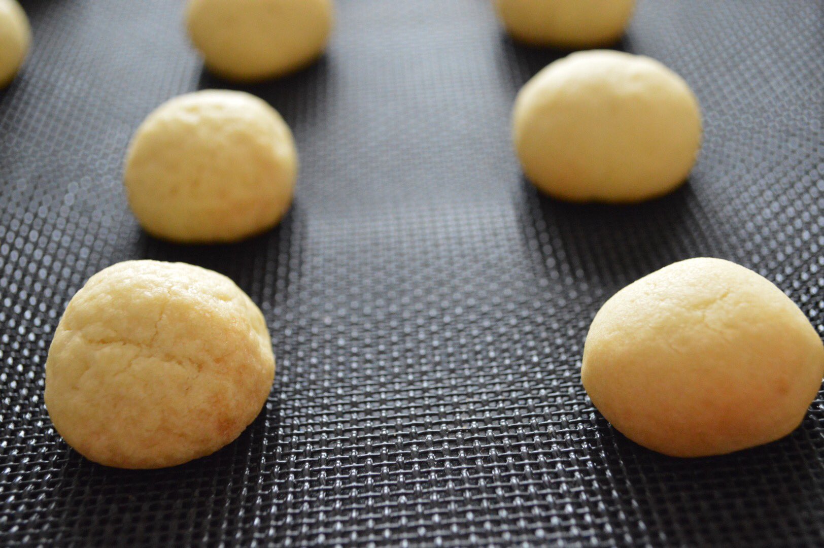 もか スノーボールクッキー 粉糖の方は焼く前の生地柔らか過ぎたけど焼いた後は表面なめらかで食感は周りはカリっと中サクサク きび砂糖は焼く前の生地柔らか過ぎず硬すぎず 焼いた後表面ボコボコで食感はザクザク周りに粉糖が付きやすい T Co