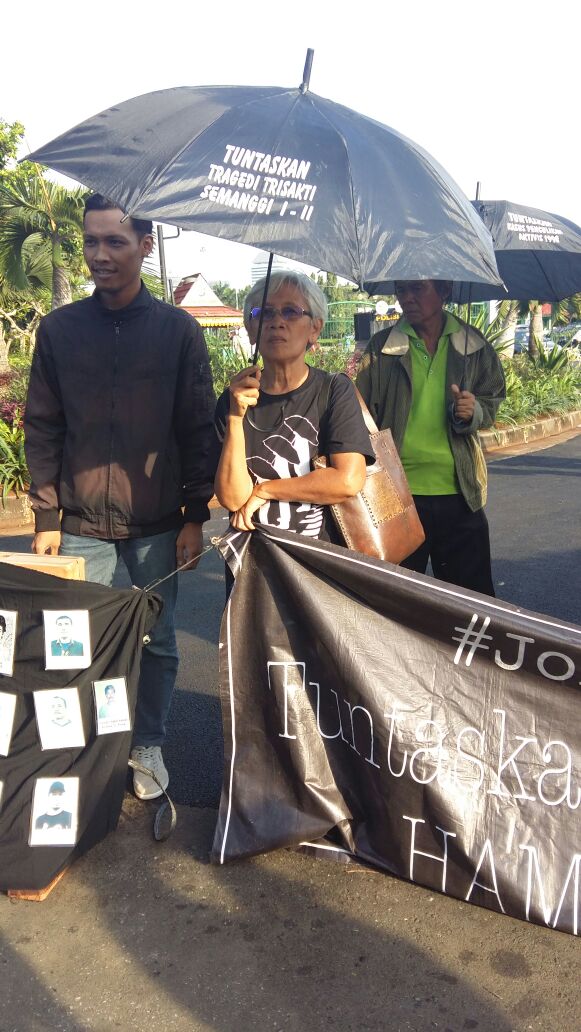 Aksi #AmdalAbalAbal #DiKuburSemen warga kendeng sore ini gabung dengan <a href="/AksiKamisan/">Aksi Kamisan</a> di depan Istana Merdeka.