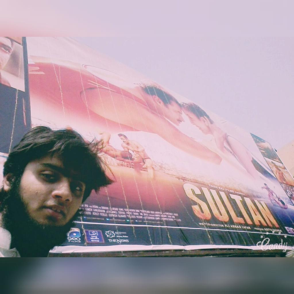 Beinglegend666's tweet photo. Huge Crowd to Watch SULTAN 👏👏 in Lahore, Pakistan! 
At Several Cinemas. . We also watch the movie . See Pics! CRAZE https://t.co/IAzcLlp7Px