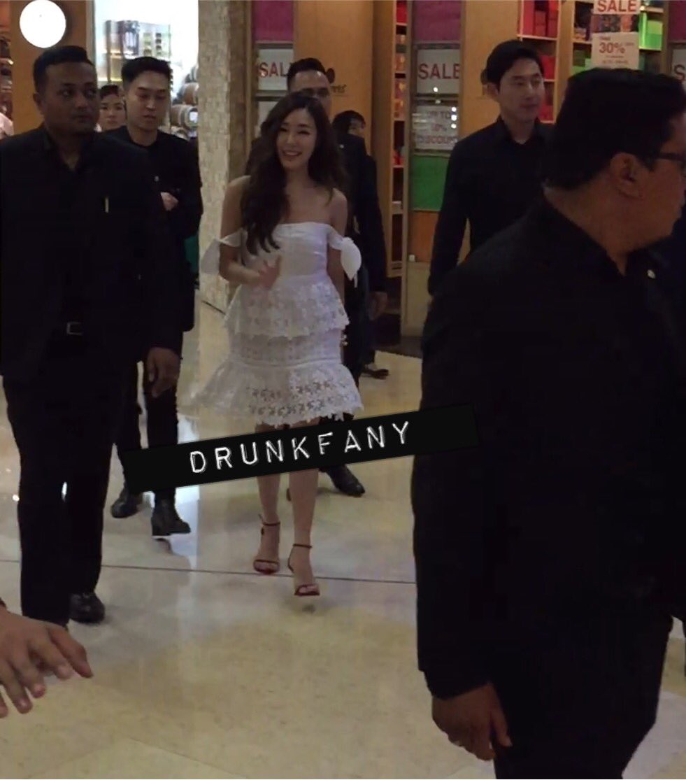 [PIC][26-07-2016]Tiffany khởi hành đi Singapore để tham dự sự kiện của "PANDORA" vào chiều nay CocbcsIUEAAgbSb