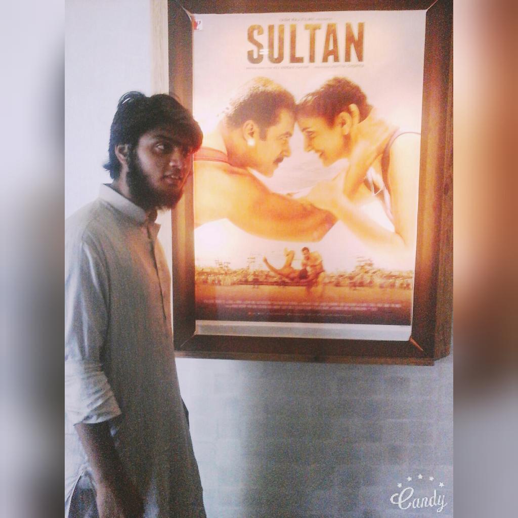 Beinglegend666's tweet photo. Huge Crowd to Watch SULTAN 👏👏 in Lahore, Pakistan! 
At Several Cinemas. . We also watch the movie . See Pics! CRAZE https://t.co/Yq6kEIbgZV