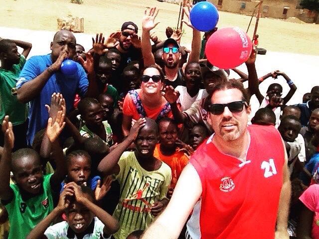CBRamonLlull's tweet photo. En Sergi Diaz, del #SAMrll, portant ajuda, suport i bàsquet al Senegal. Tot un exemple! #redevils https://t.co/5TxyISyndz