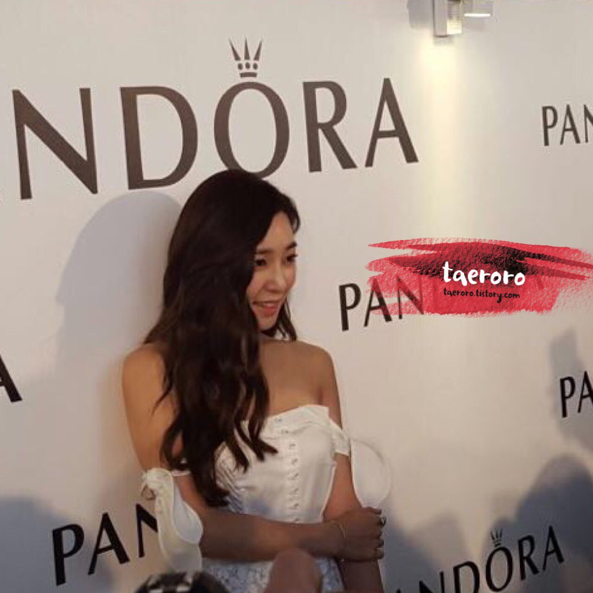 [PIC][26-07-2016]Tiffany khởi hành đi Singapore để tham dự sự kiện của "PANDORA" vào chiều nay Cocg6sXVYAEyc1_