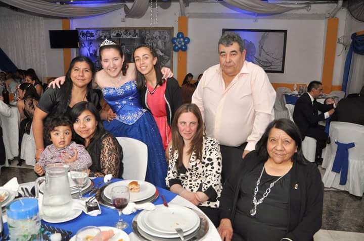 poly_pch's tweet photo. En los quince de Sofía https://t.co/FxIocBHLNn