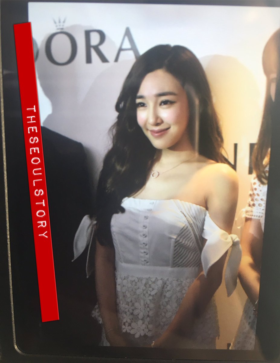 [PIC][26-07-2016]Tiffany khởi hành đi Singapore để tham dự sự kiện của "PANDORA" vào chiều nay - Page 2 CochZMJVUAATTBS