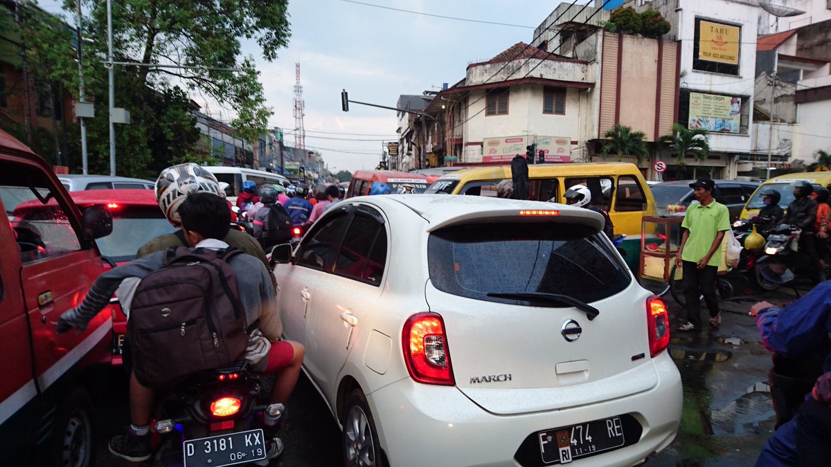 KilasBandung's tweet photo. cc @tmc_restabesbdg via @just_doelz Perempatan Pagarsih-Astanaanyar macet parah akibat lampu lalin mati. https://t.co/E5F0tfMCmc