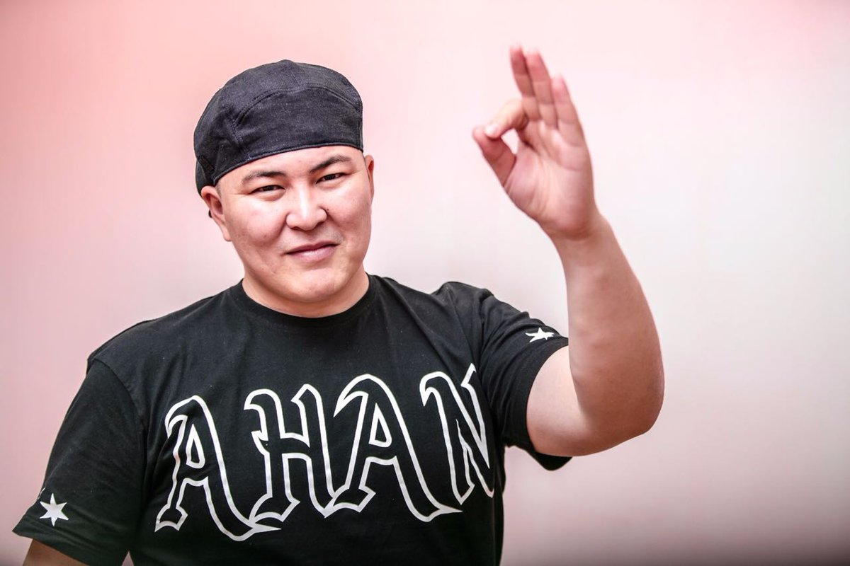 на берегу чу казах поет. зажигает. казахский певец ахан отыншиев. отар отыншиев. казахский певец ахан отыншиев.