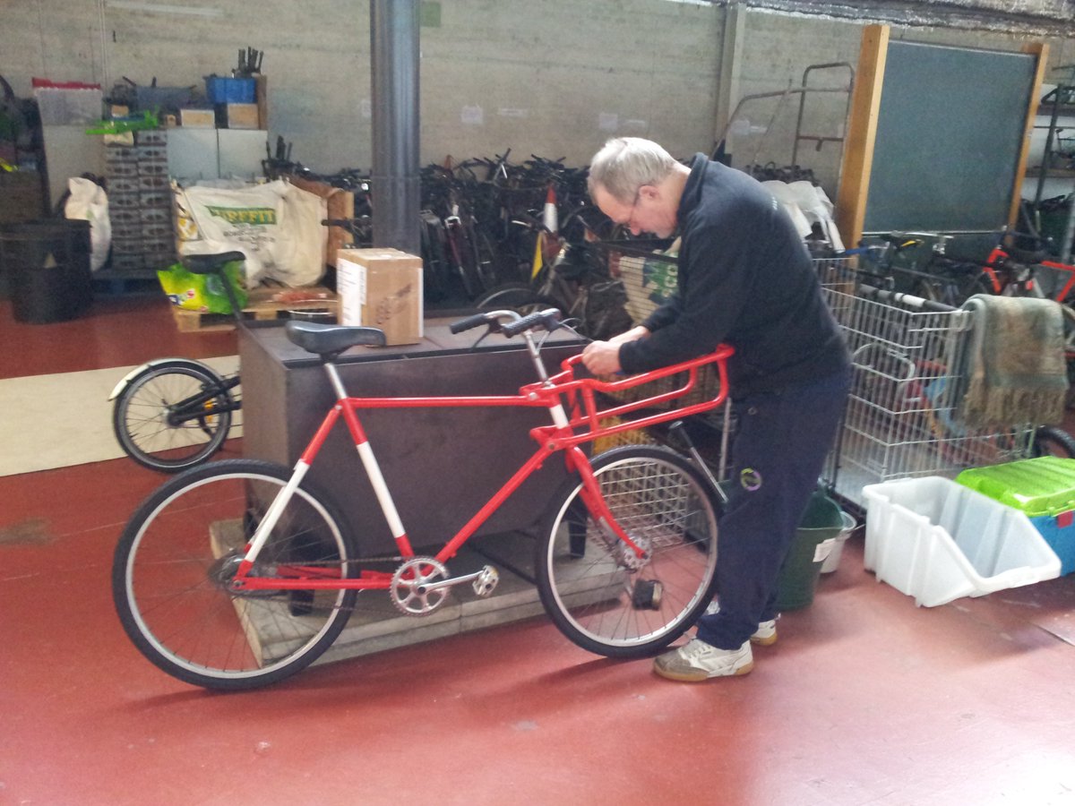 George putting the finishing touches to the "Pie Bike" for colourworkscoatings.co.uk/ColourWorks_Sp…