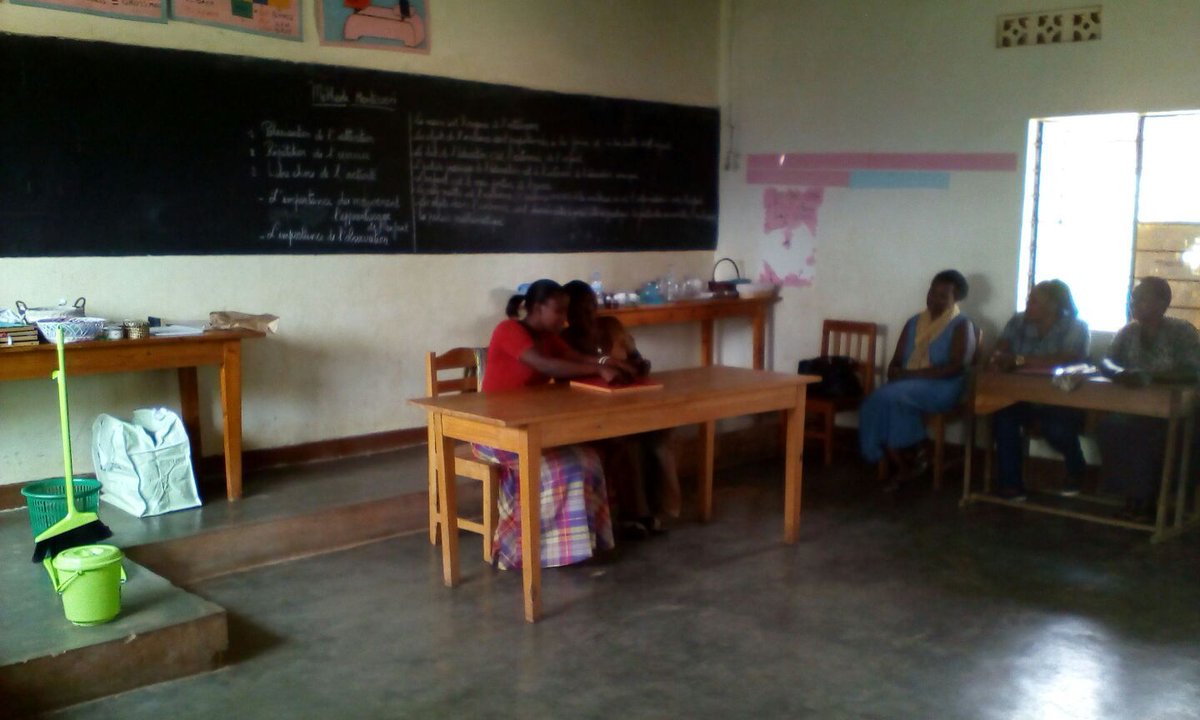 ProgettoRwanda's tweet photo. La #formazioneMontessori è in piena attività! Ecco alcuni momenti presso #Apacope la più grande #scuola di #Kigali. https://t.co/LM2uJIPnKg