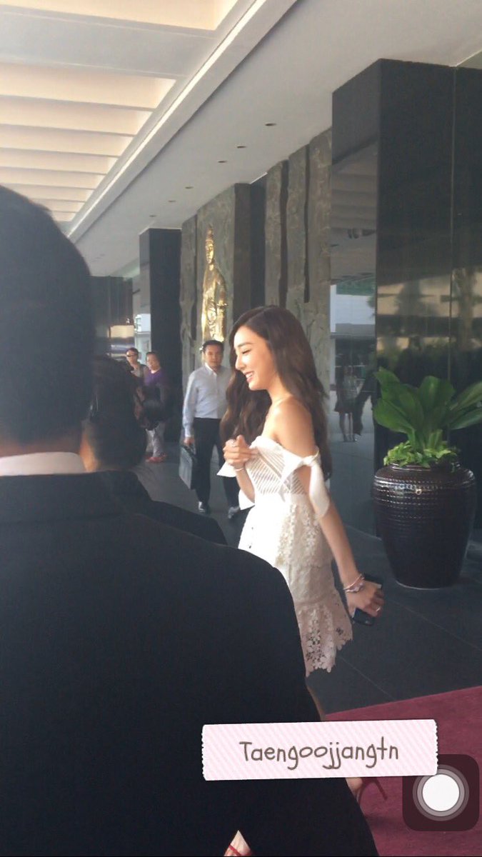 [PIC][26-07-2016]Tiffany khởi hành đi Singapore để tham dự sự kiện của "PANDORA" vào chiều nay - Page 2 CocrHWPUIAA4482