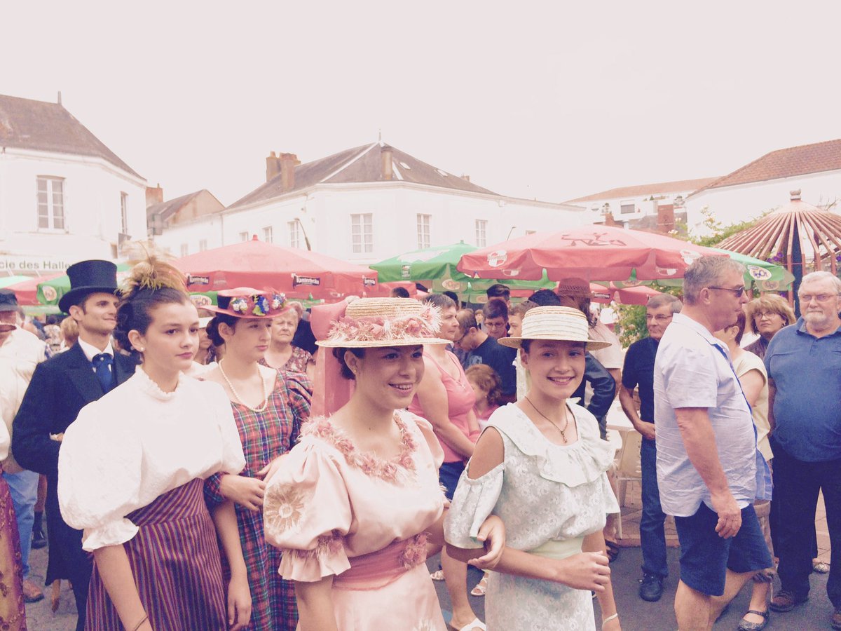 AdelePontoizeau's tweet photo. Les belles d'Autrefois Challans #challans#autrefoischallans#vendee @VilledeChallans @Serge_Rondeau https://t.co/Pptl4w3JwR