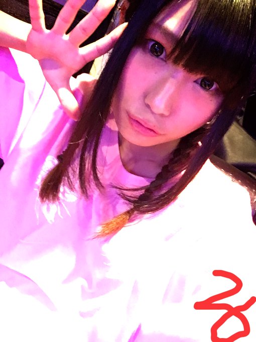 毎日毎日偏頭痛辛いよー(&acute;&bull;̥﹏&bull;̥`)  そいえば、るな髪染めたの 気付いてた？&epsilon;(｡･&times;･｡)з  あと、この前のKRYさんのお洋服の後ろ姿&epsilon;(｡･&times;･｡)з https://t.co/OBSZk