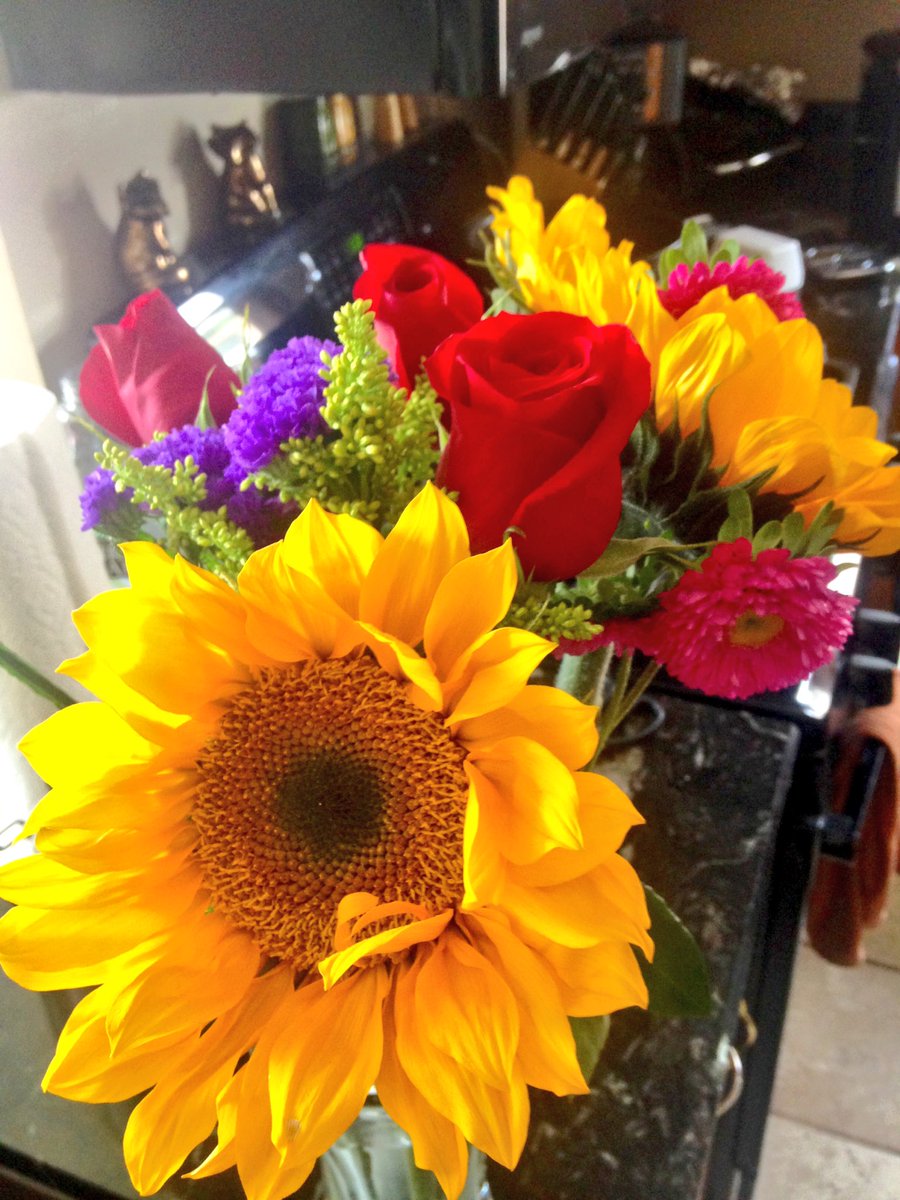 Listen2theRain's tweet image. Boyfriend appreciation post:

He found out I was having a bad day, so he brought me flowers to work. ❤️ 
#lovehim