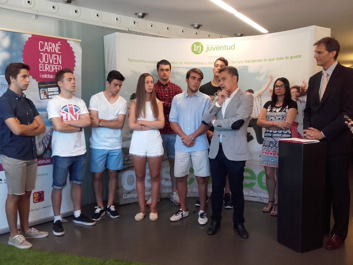 <a href="/conrado_escobar/">Conrado Escobar</a> con los jóvenes riojanos becados <a href="/Fundacion_AGM/">Fundación AGM</a>, para estudiar en EEUU larioja.org/comunicacion/e…