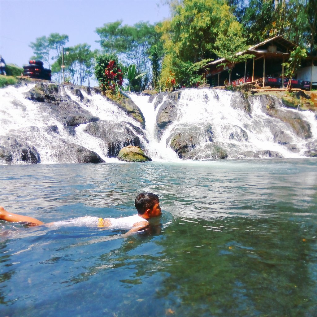 Berenang renang, adek kecil kita.. sapa ya? Hemm..