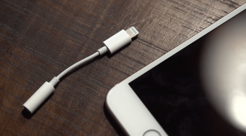 slashgear's tweet photo. iPhone 7 Lightning adapter leak paints grim picture for headphone jack https://t.co/SiCFE1blcQ https://t.co/PZuIauaRty
