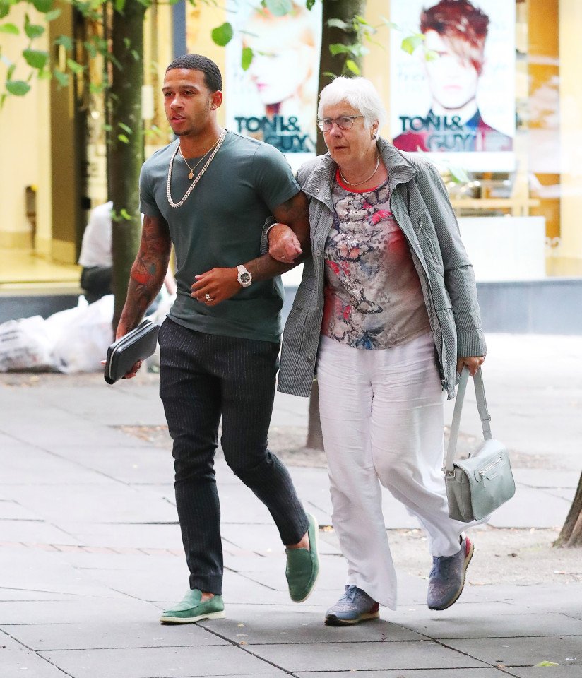 vannyvicky on X: Elsewhere, Memphis Depay was seemingly doing his family  duties when he was spotted taking his grandmother to Wing   / X