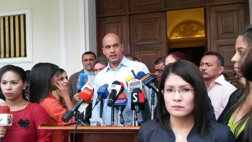 PsuvMirandaVE's tweet photo. Dip. @HectoRodriguez: la AN adeco-burguesa tiene carácter ilegal desde ahora por desacato #MUDNiUnaLeyAlPueblo https://t.co/Af3xl3rSjc