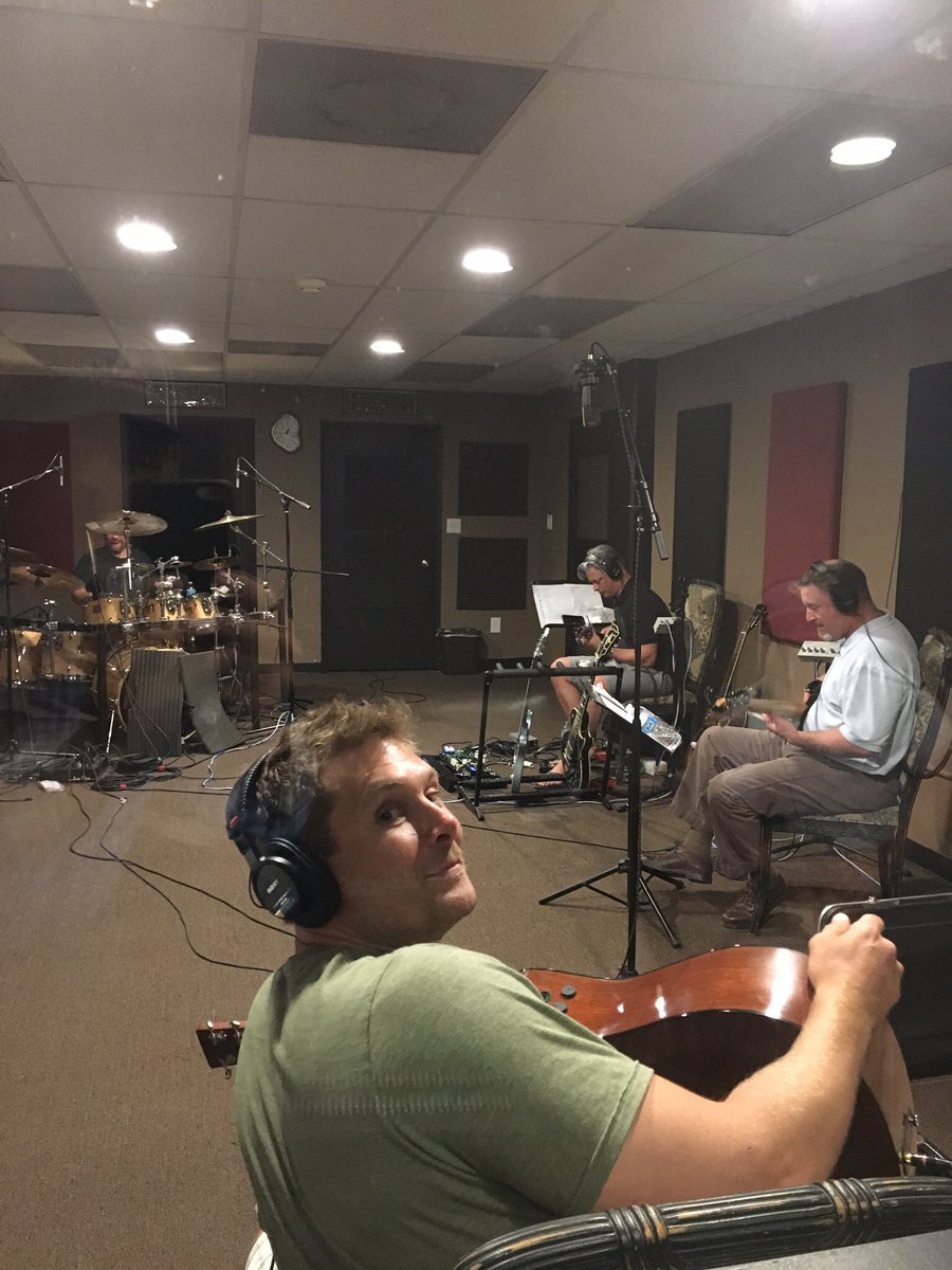 TheRealDillos's tweet photo. Last night.  #countrymusic #goodtimes https://t.co/qqAR7i8IEB