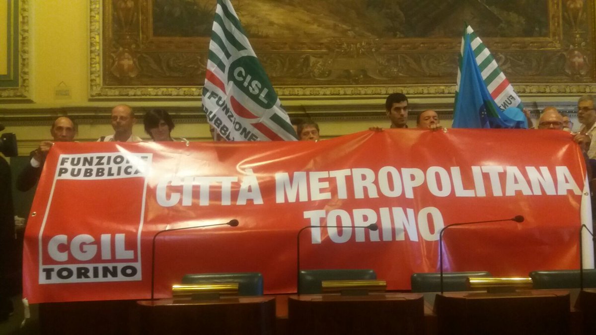 freschi_paola's tweet photo. #CMdiTorino occupa #Consiglio #SenzaProvince #Torino per #servizipubblici che #DLEntiLocali dissangua con tagli https://t.co/utDjNZi0MU