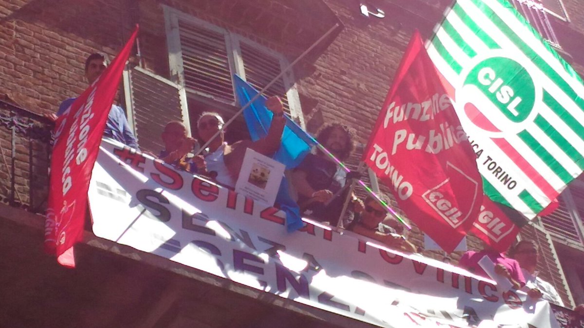 freschi_paola's tweet photo. #CMdiTorino occupa #Consiglio #SenzaProvince #Torino per #servizipubblici che #DLEntiLocali dissangua con tagli https://t.co/utDjNZi0MU