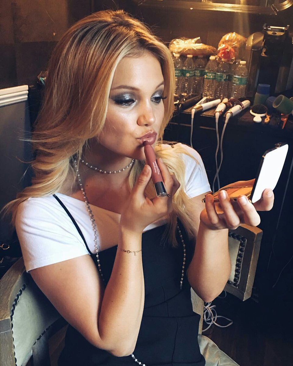 Olivia_H_News's tweet photo. "Getting dolled up at The Roxy. @Neutrogena #berrybrown #tbt" - Olivia on Instagram. https://t.co/u1TNFtkeUM