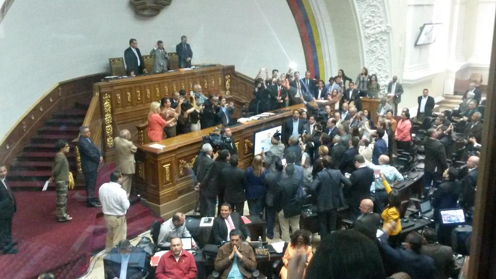 PsuvMirandaVE's tweet photo. La derecha ha corrompido el Parlamento  poniéndolo al margen de la Constitución #MUDNiUnaLeyAlPueblo #SesiónAN https://t.co/MaC4qsrUmB