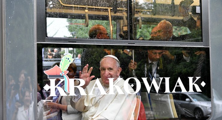 OnetWiadomosci's tweet photo. #oŚDM @Pontifex_pl przyjechał tramwajem na #Błonia. Zobacz zdjęcia!

https://t.co/ZInbbMI76A #ŚDM2016 #Krakow2016 https://t.co/5oFabmFBDD