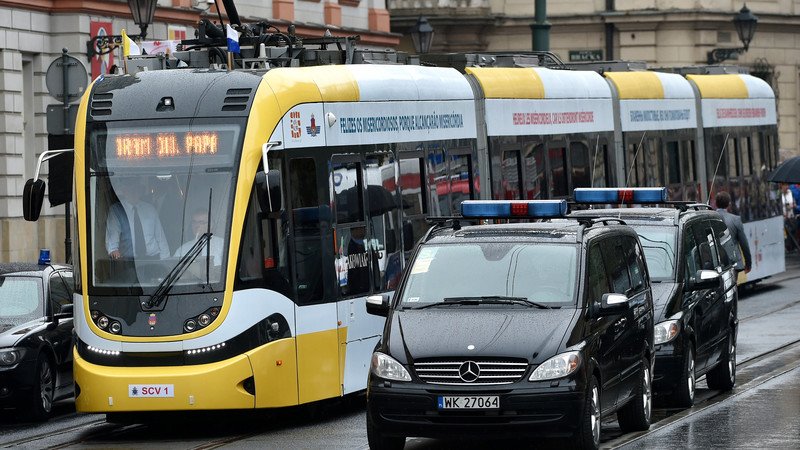 OnetWiadomosci's tweet photo. #oŚDM @Pontifex_pl przyjechał tramwajem na #Błonia. Zobacz zdjęcia!

https://t.co/ZInbbMI76A #ŚDM2016 #Krakow2016 https://t.co/5oFabmFBDD