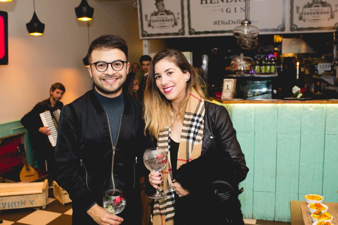 YotecuentoCL's tweet photo. La inusual celebración de @hendricksgincl para el Día del Pepino https://t.co/5YICVU87zH https://t.co/OBXNPtrBJy