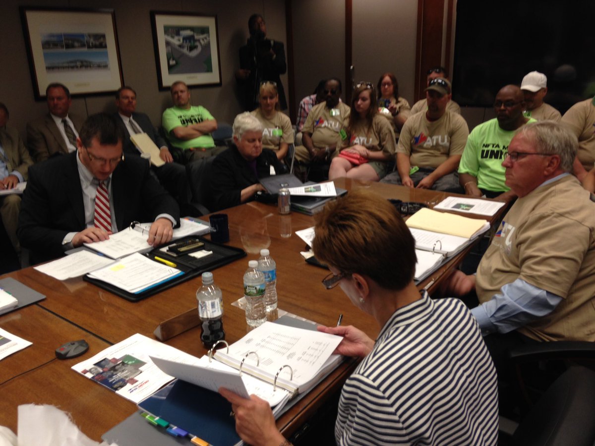 Dooley_ORourke's tweet image. Close to 2 doz members of #AmalgamatedTransitUnion come to the @NFTAMetro bd mtg looking for a new contract @WGRZ