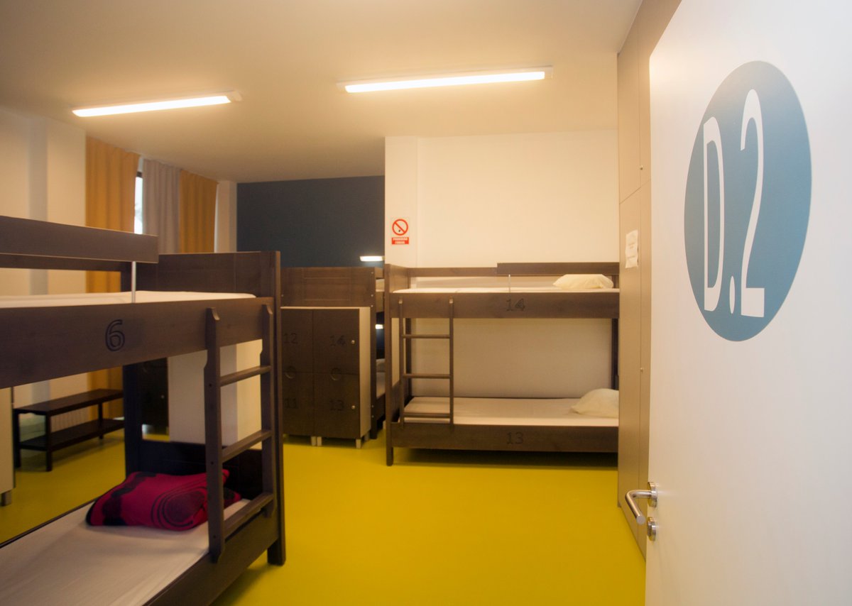 Reserva tu cama en alberguecruceirodepedrouzo.com. Tienes cocina con menaje, sauna, colchón viscoelástico, lavandería...etc