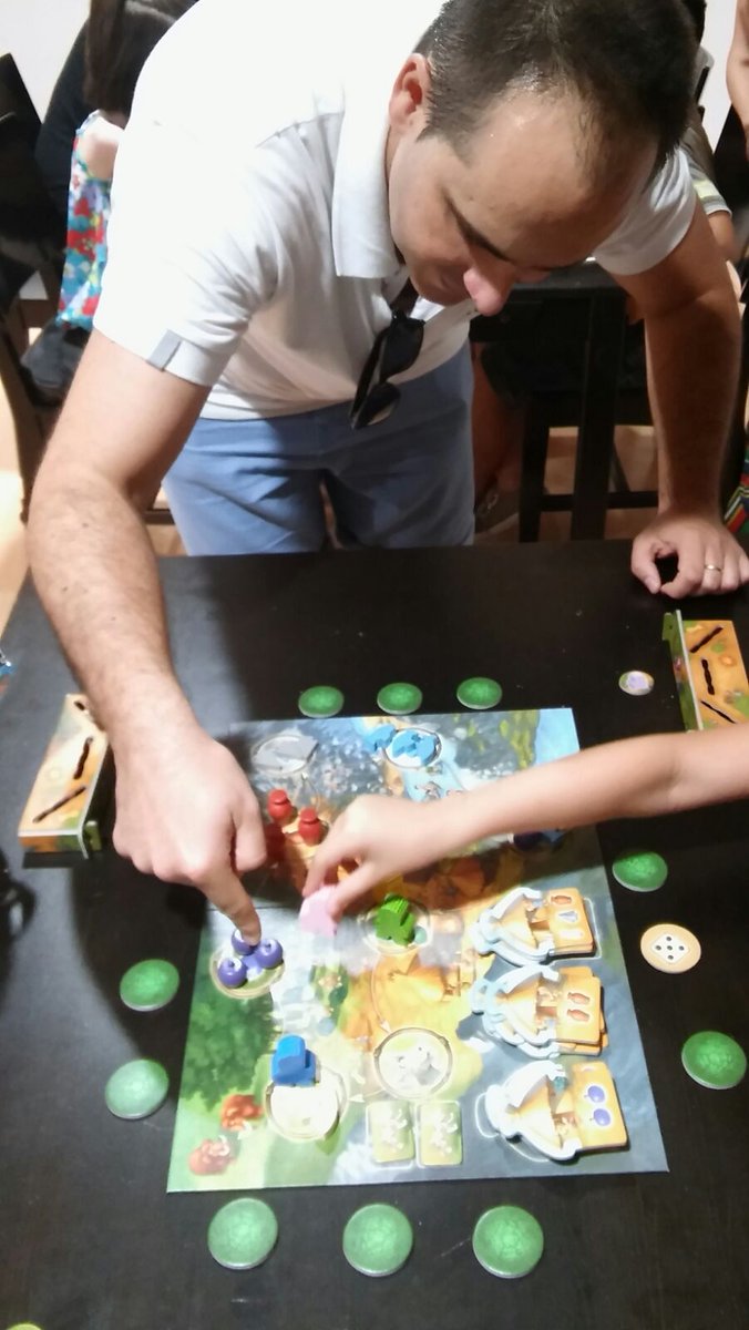 MiCabezaFriki's tweet photo. Estamos jugando a #StoneAgeJr en @DocOcio con unos pequeños grandes jugones https://t.co/KhGzYyZoWv