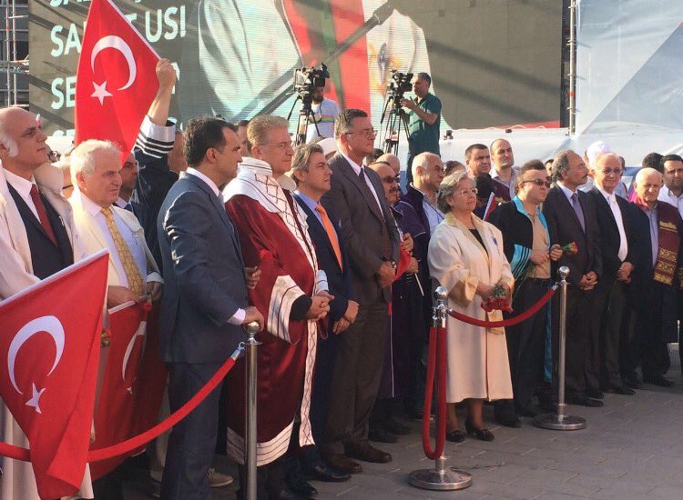 EEIK Taksim demokrasi mitinginde üniversitelerin M.Heyet Bşk,Rektör ve Akademisyenleri demokrasi şehitlerini anıyor