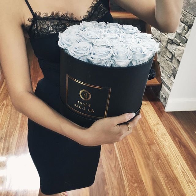 PeachesScreams's tweet image. Awwww this just came through a courier and it's for me :)

#flowers #roses #romantic #luxury #gift #fashion