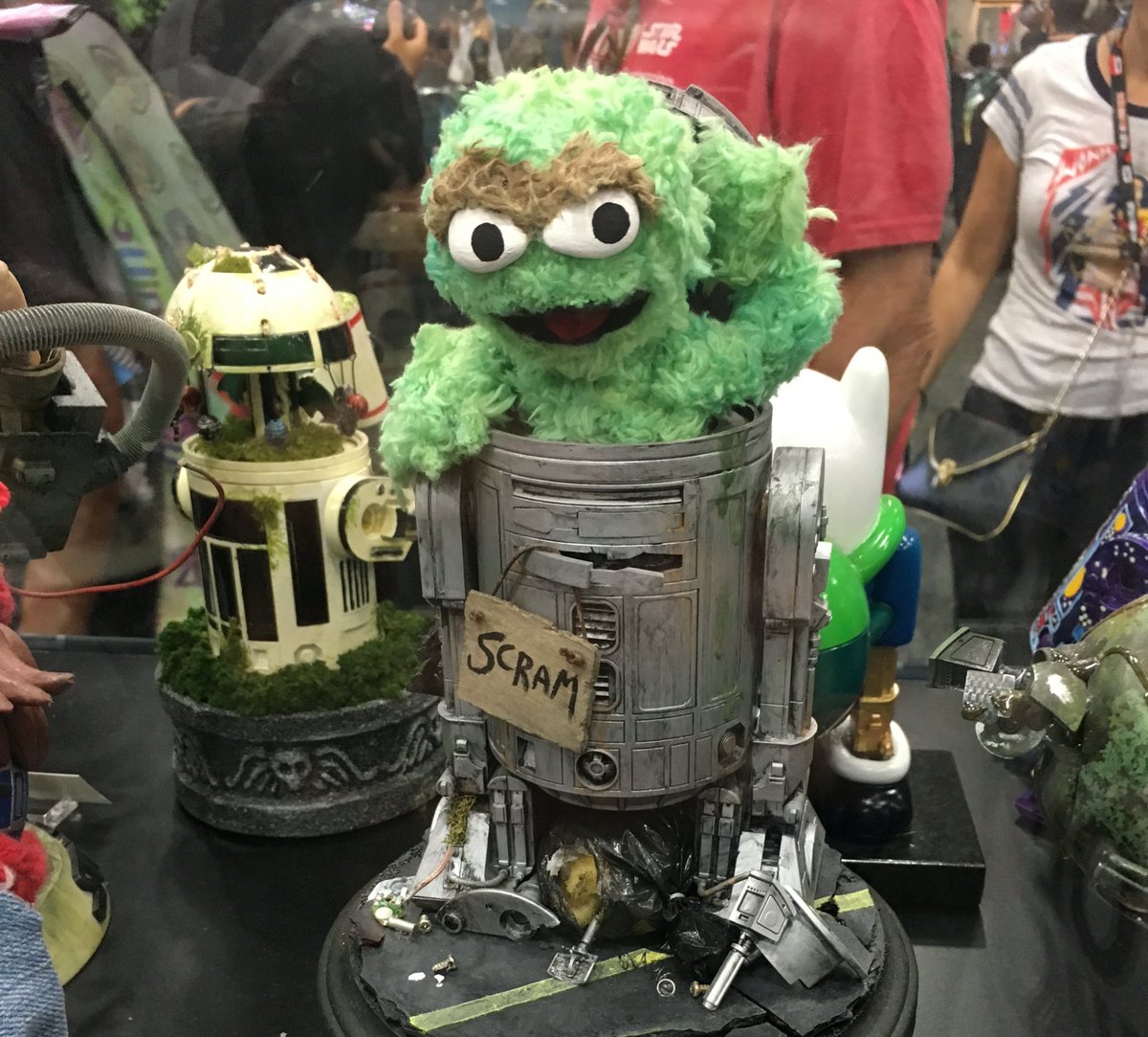 SteeleWars's tweet photo. Kenny Baker has let himself go.

#StarWars #R2d2 #r2me2 #sdcc https://t.co/wv7rBxMAjW
