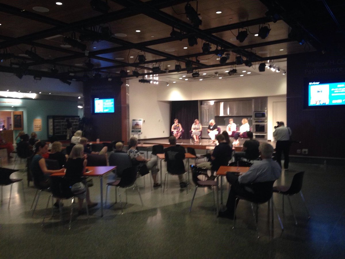 USFRA's tweet photo. Great crowd for our Women in Agriculture panel @amhistorymuseum. #AskAFarmer @wagfarms @tmvanND @SDFarmWife https://t.co/SHpiepPmex