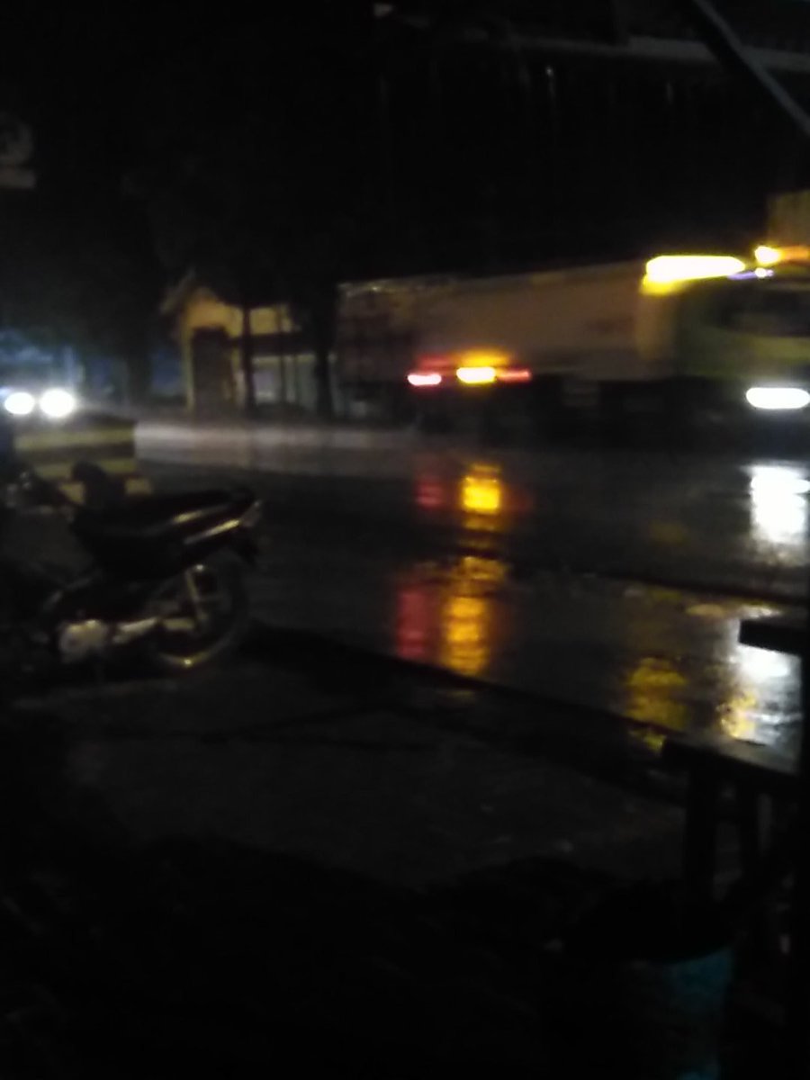 jimhur81's tweet photo. Lalin #pantura smg-kudus-pati sampai Lasem lancar #cuaca hujan @RadioElshinta @e100ss https://t.co/IyBW8PRxnO