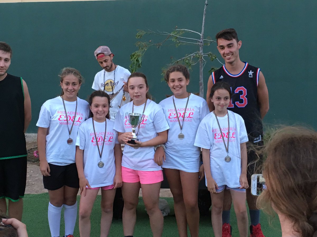heladeria_edel's tweet photo. LAS EDEL Subcampeonas del primer torneo basquet Mareny Blau 2016 https://t.co/yER5a5GCTe
