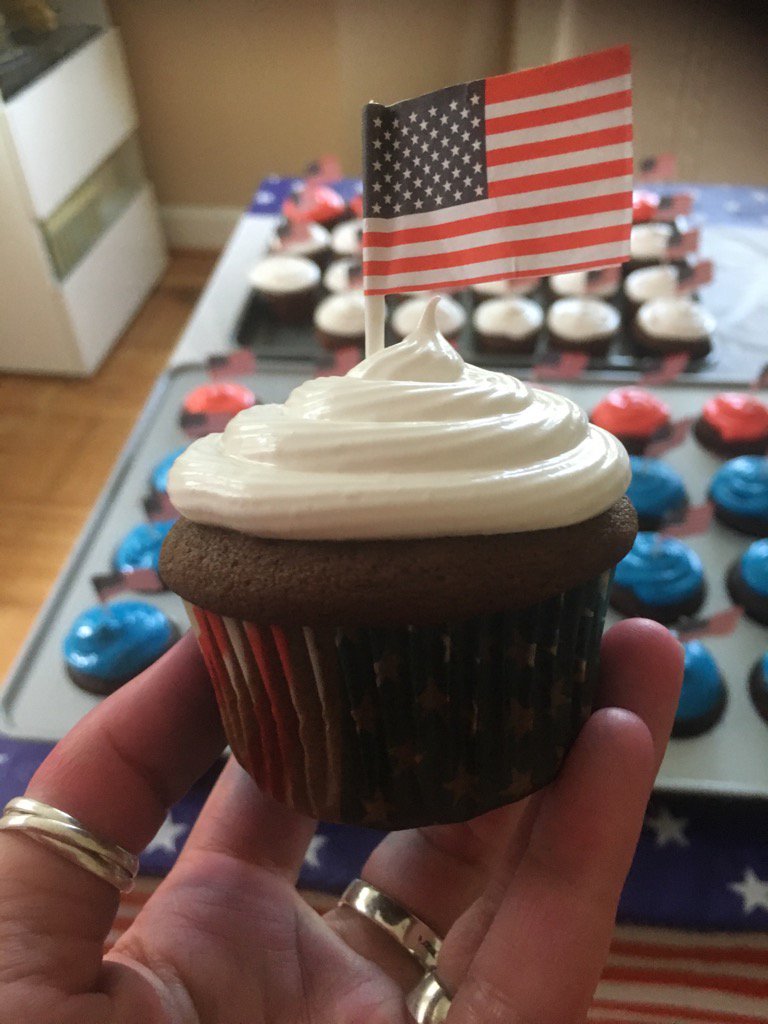 AskLJK's tweet photo. I baked cupcakes today for @HillaryClinton @HFA today. Not because I should but because I can #ImWithHer #VADems2016 https://t.co/oITwraNF92